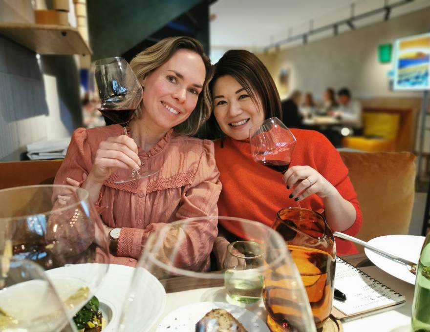 Vrouwelijke wijnmakers bij SAAM restaurant 